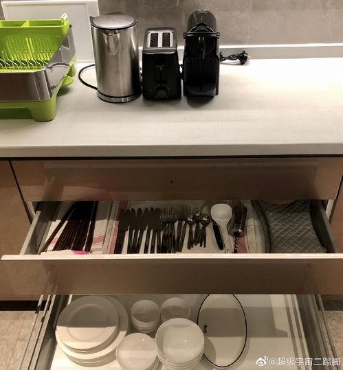 在宿舍吃蜜瓜,共享蜜瓜美味瞬间