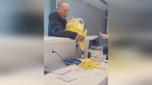 大爷硬核投喂吃瓜,这瓜太硬核了！