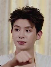 黄明昊蜜桃吃瓜,揭秘明星日常生活中的趣味瞬间