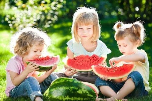 孩子吃瓜小朋友,孩子与小朋友的欢乐食瓜时光