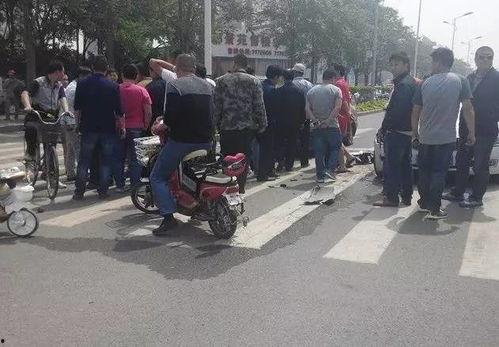 撞车吃瓜晕血,晕血现场直击，惊心动魄瞬间