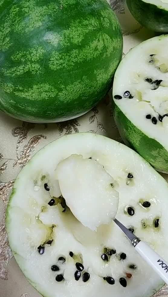 梦见吃瓜吐出瓜子,吃瓜吐瓜子，揭秘潜意识中的欢乐与烦恼