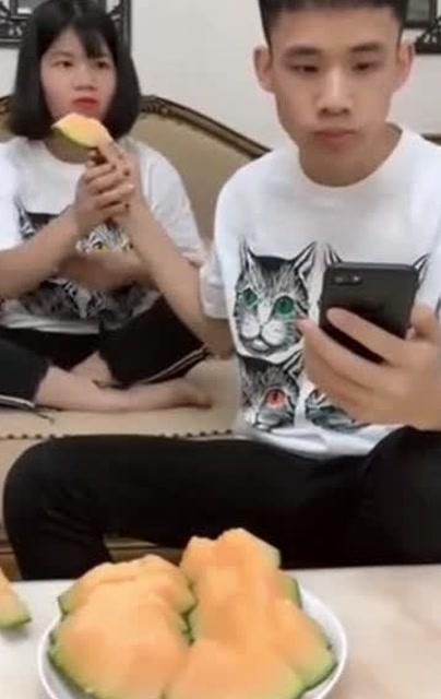 姐姐打架弟弟吃瓜