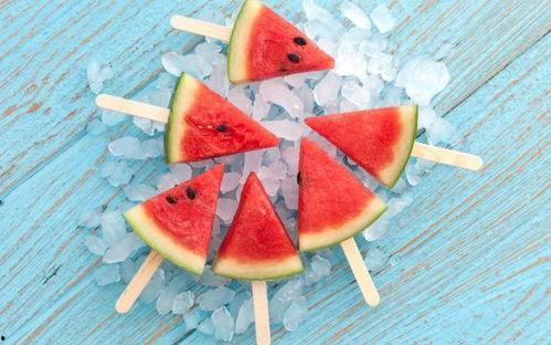 炎炎的夏天吃瓜,炎炎夏日，尽享清凉瓜果盛宴