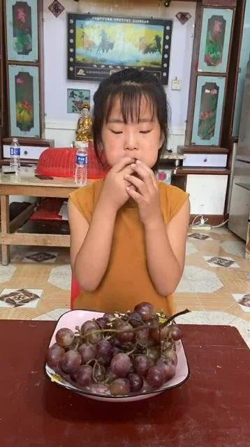 吃瓜的小妮子,揭秘吃瓜小妮子的趣味生活