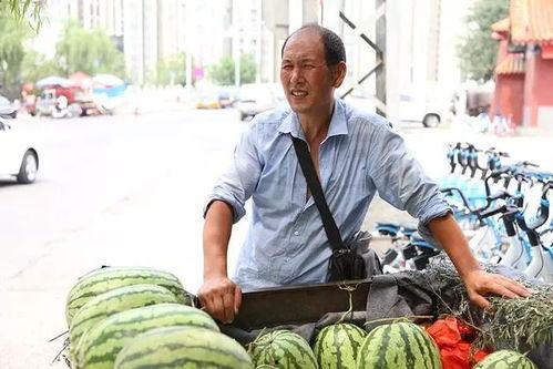 屋檐下吃瓜,夏日里的悠闲时光