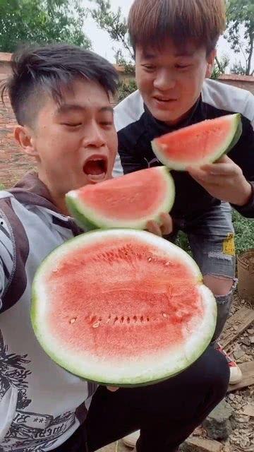 兄弟吃啥瓜,共享瓜果时光