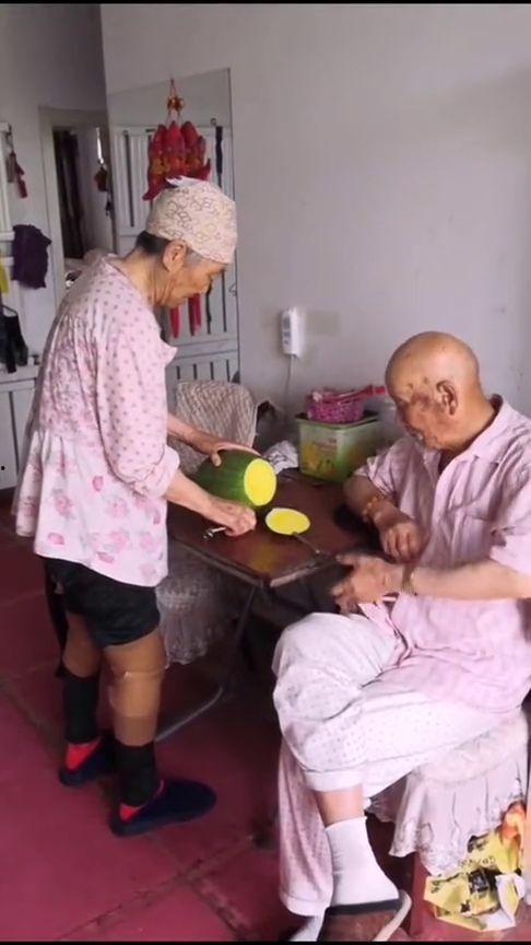 老人看手机吃瓜,新时代老人的生活新风尚