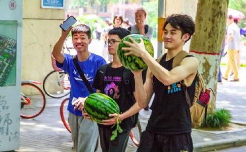 吃瓜吃到大学,揭秘校园八卦背后的真相