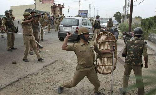 印度警察吃瓜图片真实,揭秘印度街头真实一幕