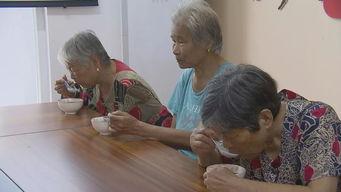 阿姨吃瓜搞笑,笑料百出引人捧腹  第2张