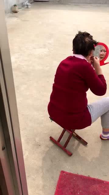 阿姨吃瓜搞笑,笑料百出引人捧腹  第3张