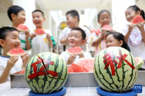 幼儿园小班吃瓜