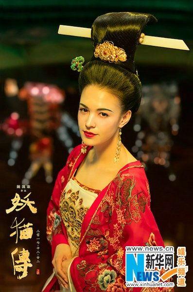 张雨绮淡定吃瓜,展现娱乐圈真我风采  第2张