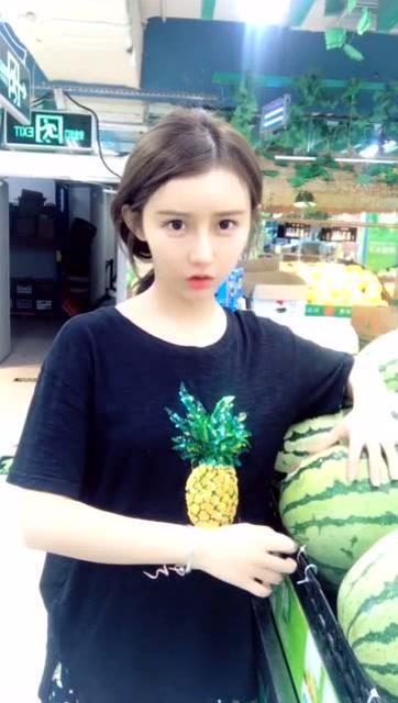 抖音女神吃瓜,揭秘网红美食背后的故事